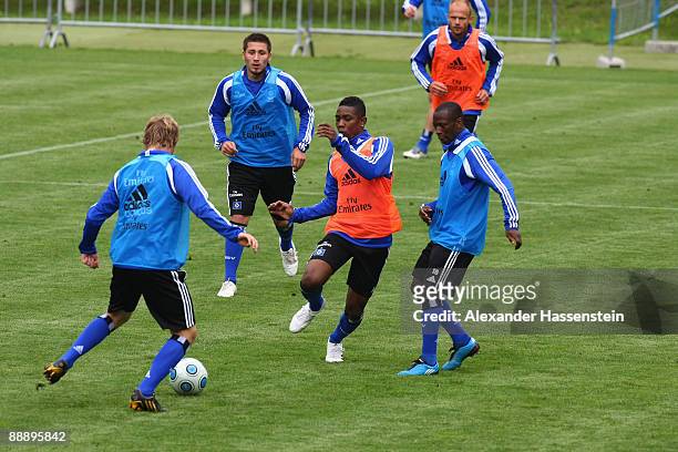 Eljero Elia challenge for the ball with his team mates Romeo Castelen , Hanno Behrens and Tomas Rincon during a training session at day three of the...
