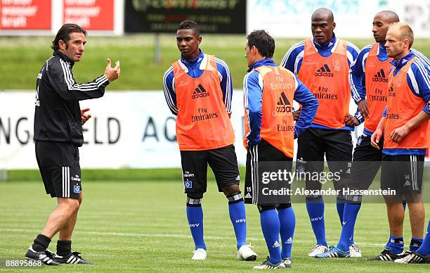 Bruno Labbadia , head coach of Hamburg talks to his players Eljero Elia, Piotr Trochowski, Guy Demel Mickael Tavares and David Jarolim during a...