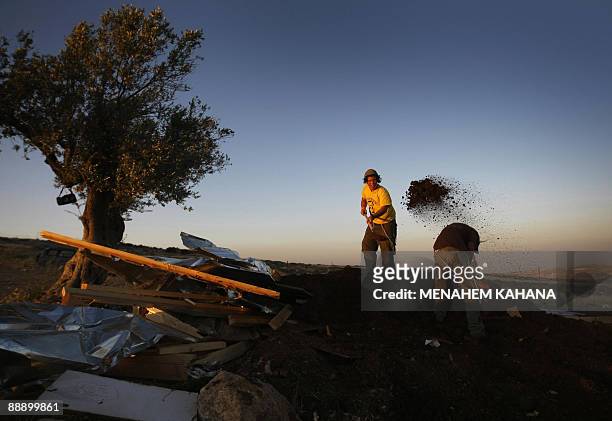 Jewish settlers rebuild the destroyed Migron outpost in the occupied West Bank on June 3, 2009. Israeli security forces destroyed nine tin huts that...
