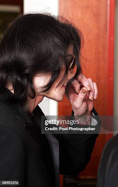 Michael Jackson enters the courtroom after ariving late at Santa Barbara County Superior Court on March 10, 2005 in Santa Maria, California.