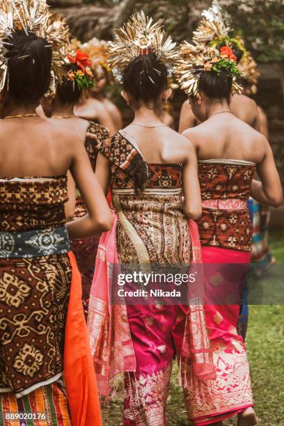 gruppe von schönen balinesischen frauen tänzerinnen in traditionellen kostümen - balinesische kultur stock-fotos und bilder