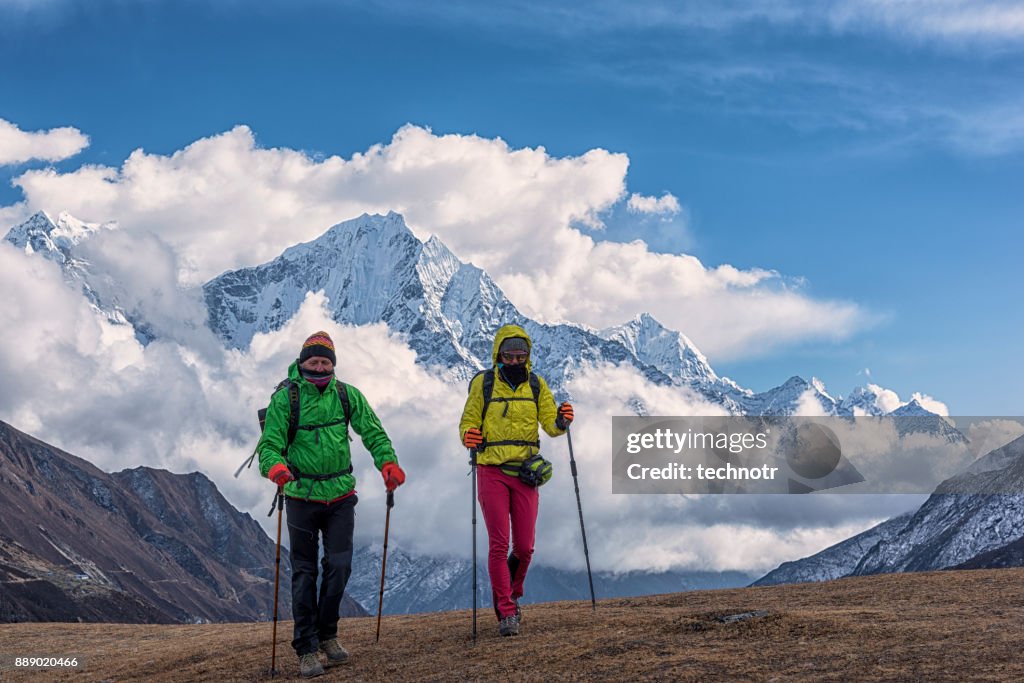 Vue de face de jeune Couple Trekking Himalaya, Ama Dablam en arrière-plan