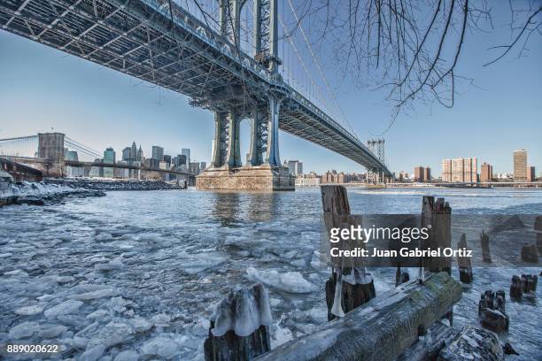 manhattan bridge 1 - hielo stock-fotos und bilder