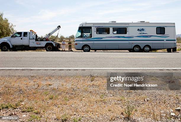 two men with rv about to be towed - broken down vehicle stock pictures, royalty-free photos & images