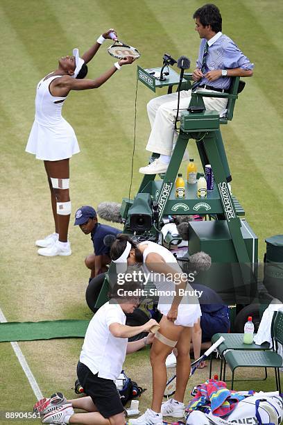 Serbia Ana Ivanovic with trainer vs USA Venus Williams during Women's 4th Round at All England Club. London, England 6/29/2009 CREDIT: Simon Bruty