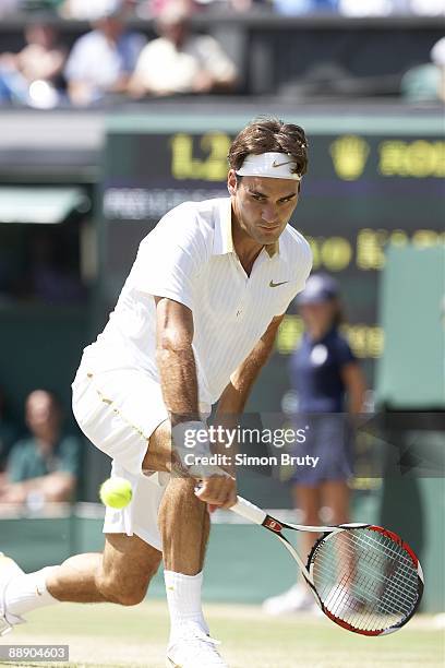 Switzerland Roger Federer in action vs Croatia Ivo Karlovic during Men's Quarterfinals at All England Club. London, England 7/1/2009 CREDIT: Simon...