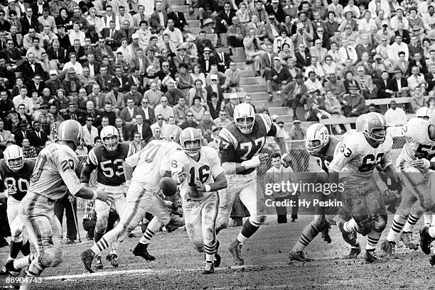 Championship: Houston Oilers QB George Blanda in action, making pitch vs San Diego Chargers. Houston, TX CREDIT: Hy Peskin