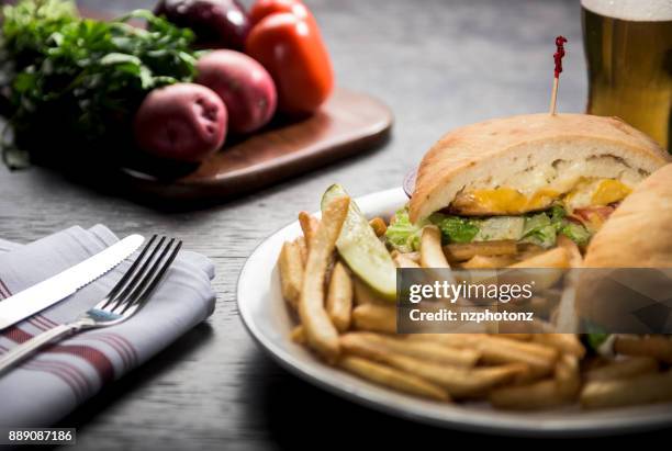 nahaufnahme von hausgemachten burger auf hölzernen hintergrund / food-fotografie (klick für mehr) - a plate made of paper stock-fotos und bilder