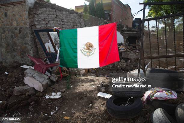 a mexican flag - mexico earthquake stockfoto's en -beelden