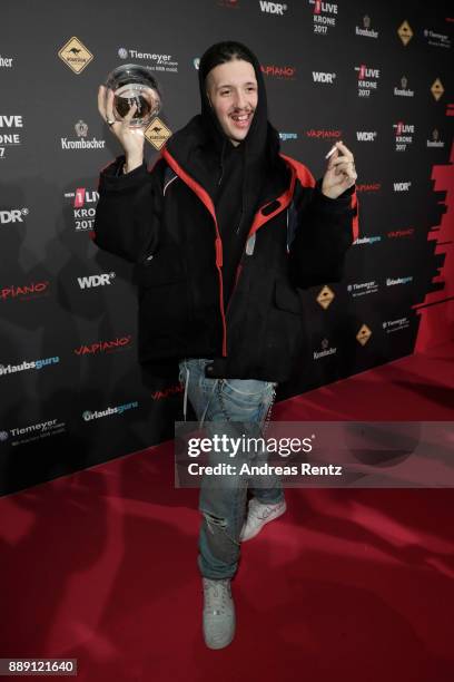 Poses with his award during the 1Live Krone radio award at Jahrhunderthalle on December 07, 2017 in Bochum, Germany.