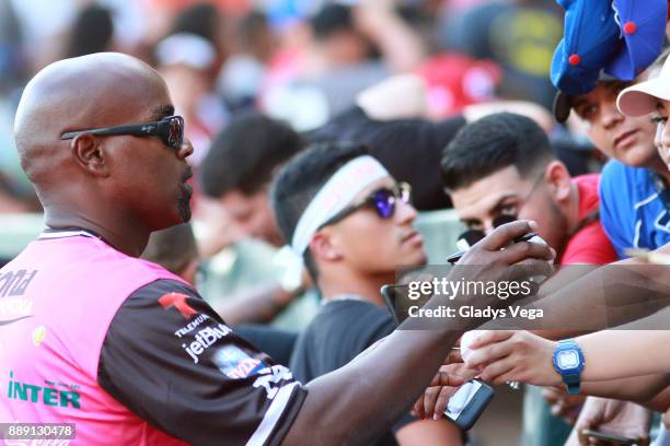 Carlos Delgado signs autograph prior to Yadier Molina Celebrity Softball Game at Hiram Bithorn Stadium on December 9, 2017 in San Juan, Puerto Rico.