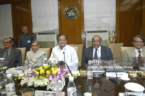Yv Reddy Rbi 17 Dr Yv Reddy Photos & High Res Pictures - Getty Images