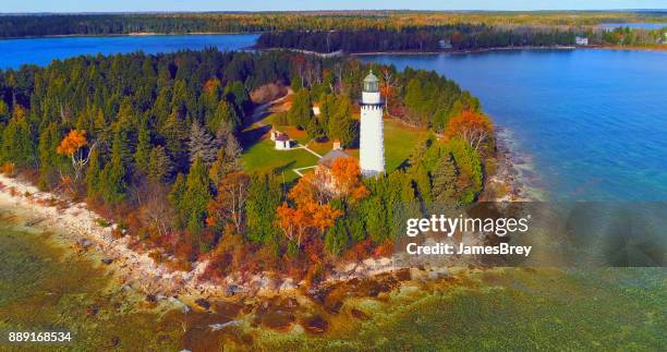 scenic cana insel leuchtturm, door county, wisconsin, antenne vorbeiflug - wisconsin stock-fotos und bilder