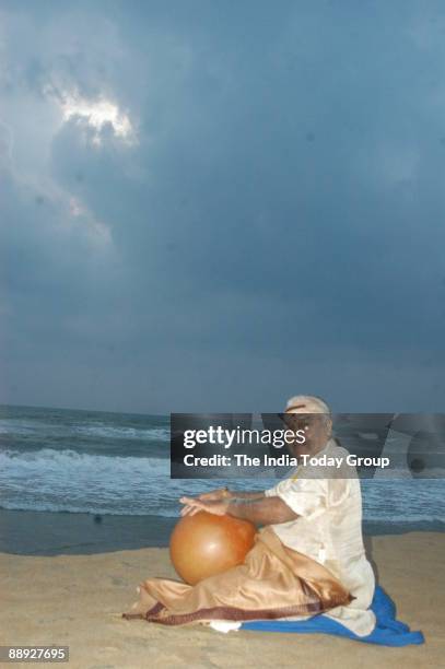 Vikku Vinayakaram, Ghatam Maestro performing at the Neelankarai Beach