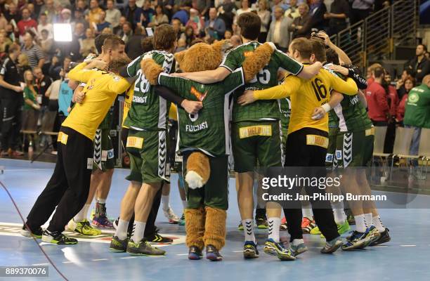 The players of the Fuechse Berlin celebrate the 32:29 home victory after the game between Fuechse Berlin and dem MT Melsungen on december 10, 2017 in...