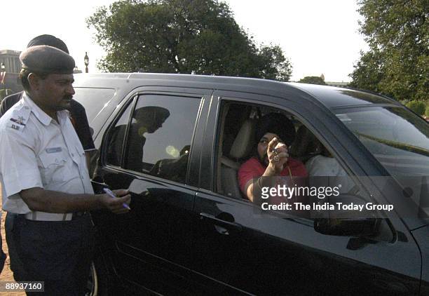 Punjabi singer Daler Mehndi argues with policemen after being challaned for driving a vehicle with tinted glasses in New Delhi. 09-04-07