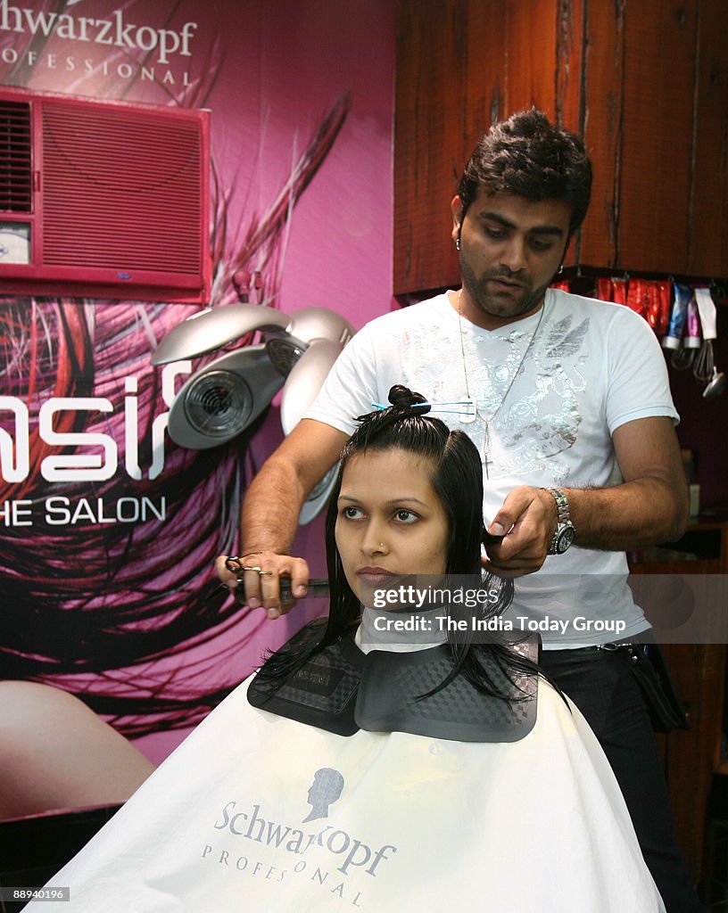 Payal Mathur, getting her hair cut by an international hairstylist at...  News Photo - Getty Images