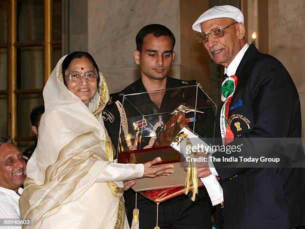 Gurdial Singh, receiving Tenzing Norgay National Adventure award 2006 for Life Time Achievement from Pratibha Devisingh Patil, President of India in...