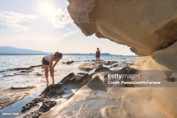 twee vrouwen strandjutten op summer beach, malaspina galleries, gabriola eiland - gabriola isle stockfoto's en -beelden