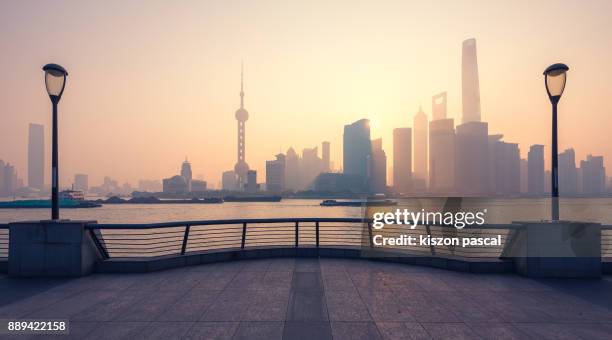 lujiazui financial district in shanghai in morning , china , asia - the bund foto e immagini stock