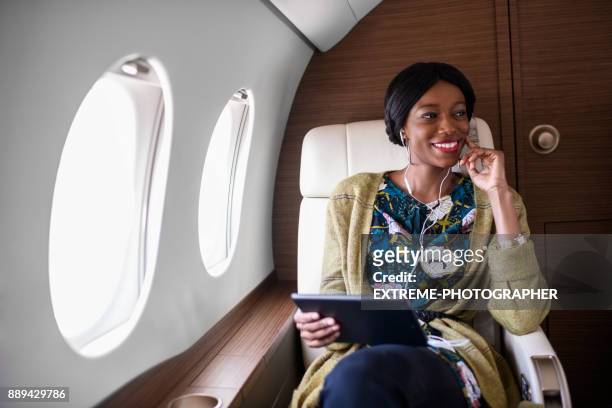 vrouw in prive-jet vliegtuig - business class flight stockfoto's en -beelden