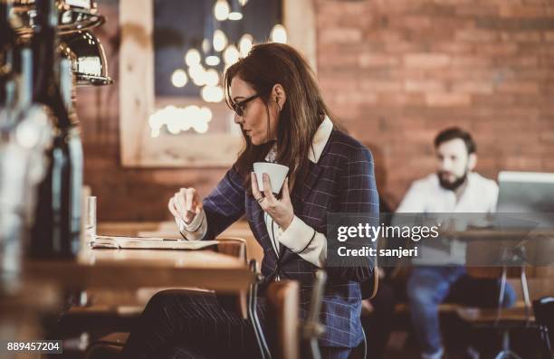 femme d’affaires sur une pause dans la cafétéria - coffee break party photos et images de collection