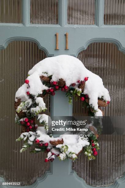 Snow covered Christmas wreath in Kings Heath after heavy snow fall on Sunday 10th December 2017 in Birmingham, United Kingdom. Deep snow arrived in...