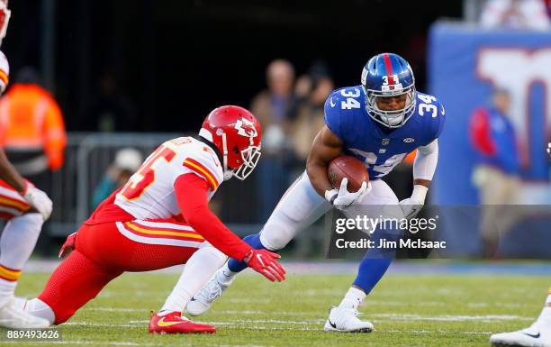 Shane Vereen of the New York Giants in action against Kenneth Acker of the Kansas City Chiefs on November 19, 2017 at MetLife Stadium in East...
