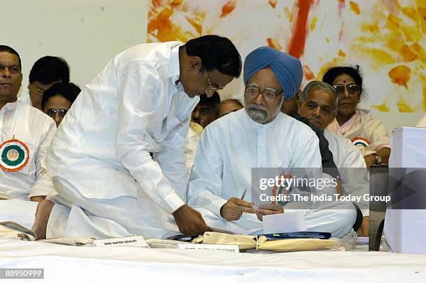 DR MANMOHAN SINGH,PRIME MINISTER WITH P CHIDAMBARAM AT AICC MEETING IN NEW DELHI