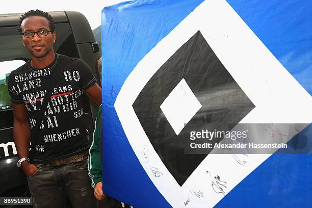 Hamburg's new player Ze Roberto arrives at the team squad 'Aqua Dom' at day four of the Hamburger SV training camp on July 9, 2009 in Laengenfeld,...