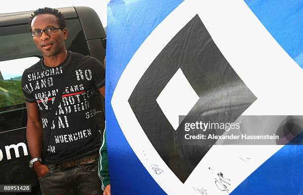 Hamburg's new player Ze Roberto arrives at the team squad 'Aqua Dom' at day four of the Hamburger SV training camp on July 9, 2009 in Laengenfeld,...