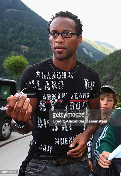 Hamburg's new player Ze Roberto signs autographs as he arrives at the team squad 'Aqua Dom' at day four of the Hamburger SV training camp on July 9,...