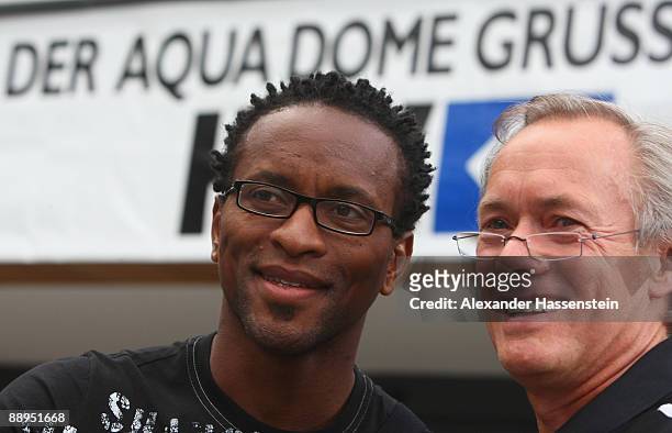 Hamburg's new player Ze Roberto talks to team manager Bernd Wehmeyer signs as he arrives at the team squad 'Aqua Dom' at day four of the Hamburger SV...
