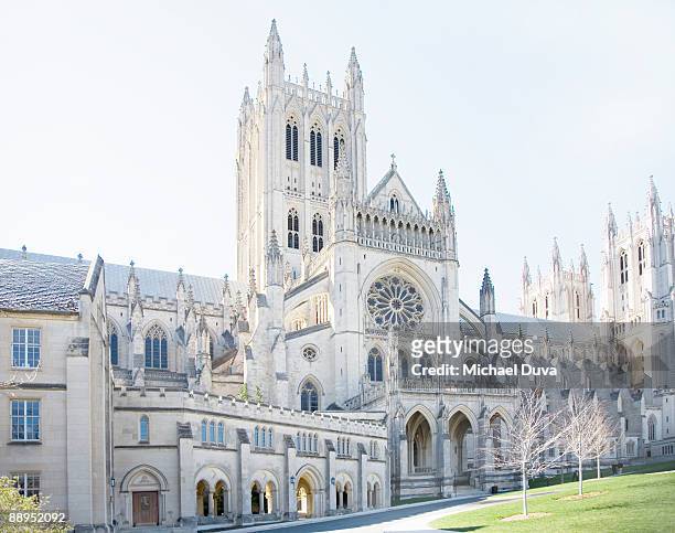 mid day sun on the  washington national cathedral - national cathedral stock-fotos und bilder