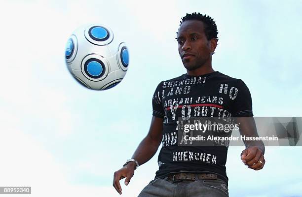 Hamburg's new player Ze Roberto plays with the ball in front of the team squad 'Aqua Dom' at day four of the Hamburger SV training camp on July 9,...