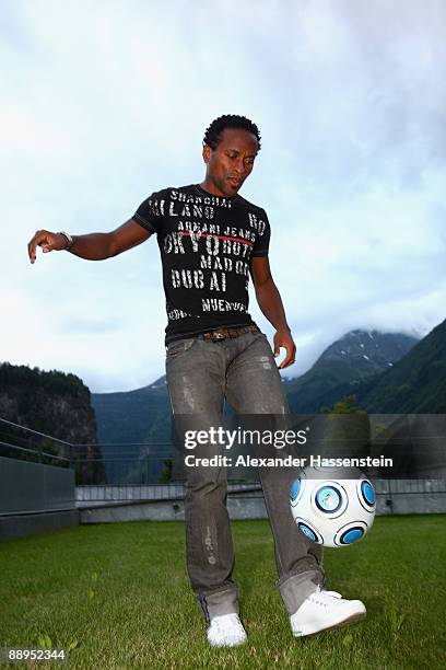 Hamburg's new player Ze Roberto plays with the ball in front of the team squad 'Aqua Dom' at day four of the Hamburger SV training camp on July 9,...