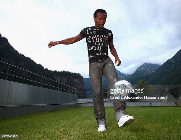 Hamburg's new player Ze Roberto plays with the ball in front of the team squad 'Aqua Dom' at day four of the Hamburger SV training camp on July 9,...