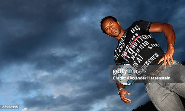 Hamburg's new player Ze Roberto poses in front of the team squad 'Aqua Dom' at day four of the Hamburger SV training camp on July 9, 2009 in...