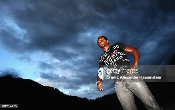 Hamburg's new player Ze Roberto poses in front of the team squad 'Aqua Dom' at day four of the Hamburger SV training camp on July 9, 2009 in...