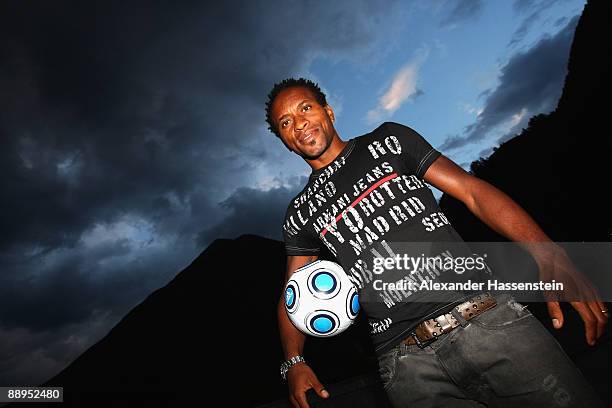 Hamburg's new player Ze Roberto poses in front of the team squad 'Aqua Dom' at day four of the Hamburger SV training camp on July 9, 2009 in...