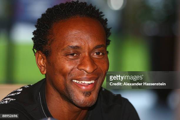 Hamburg's new player Ze Roberto looks on as he arrives at the team squad 'Aqua Dom' at day four of the Hamburger SV training camp on July 9, 2009 in...