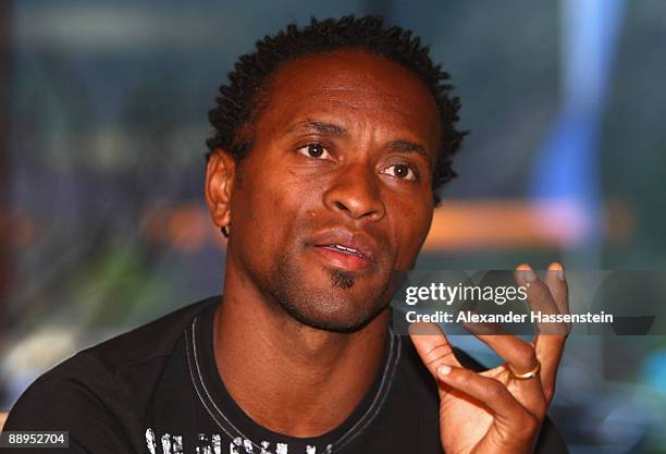 Hamburg's new player Ze Roberto looks on as he arrives at the team squad 'Aqua Dom' at day four of the Hamburger SV training camp on July 9, 2009 in...