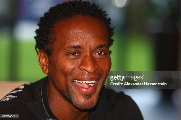 Hamburg's new player Ze Roberto looks on as he arrives at the team squad 'Aqua Dom' at day four of the Hamburger SV training camp on July 9, 2009 in...