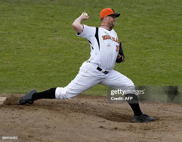 Dutch pitcher David Bergman throws a pitch against Japan during the World Port Honkbal Tournament 2009 in Rotterdam, on July 9, 2009. AFP PHOTO/ANP...