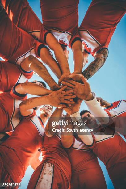 trabajo en equipo en equipo - rugby union fotografías e imágenes de stock