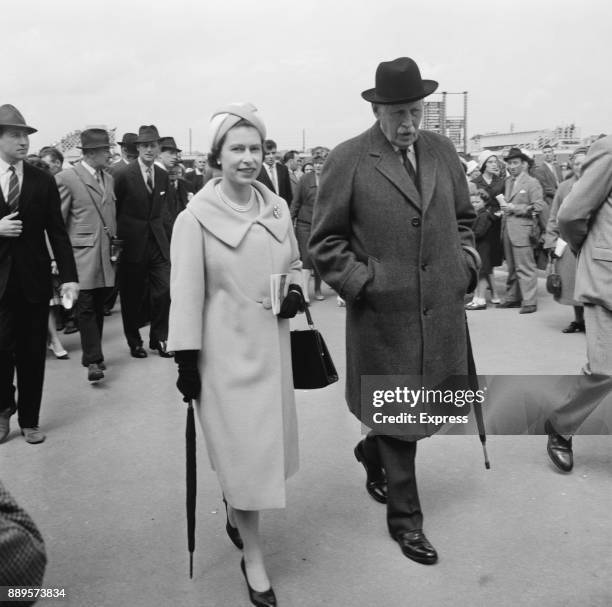 Queen Elizabeth II arrives at Newbury Racecourse, UK, 27th May 1961.