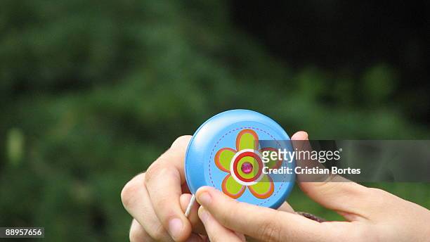 hand holding yo-yo toy - bortes stockfoto's en -beelden