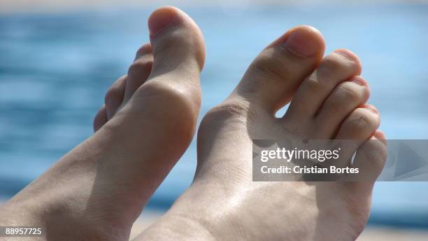 close up of bare-feet  - bortes stockfoto's en -beelden