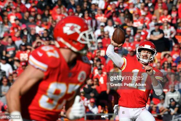 Quarterback Alex Smith of the Kansas City Chiefs passes to tight end Travis Kelce during the game against the Oakland Raiders at Arrowhead Stadium on...