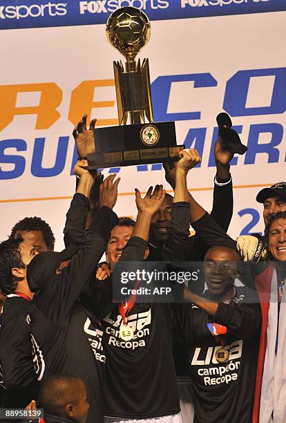 Players of Ecuadoran team Liga de Quito celebrate after winning the 2009 Recopa Sudamericana final football match against Brazil's Internacional at...